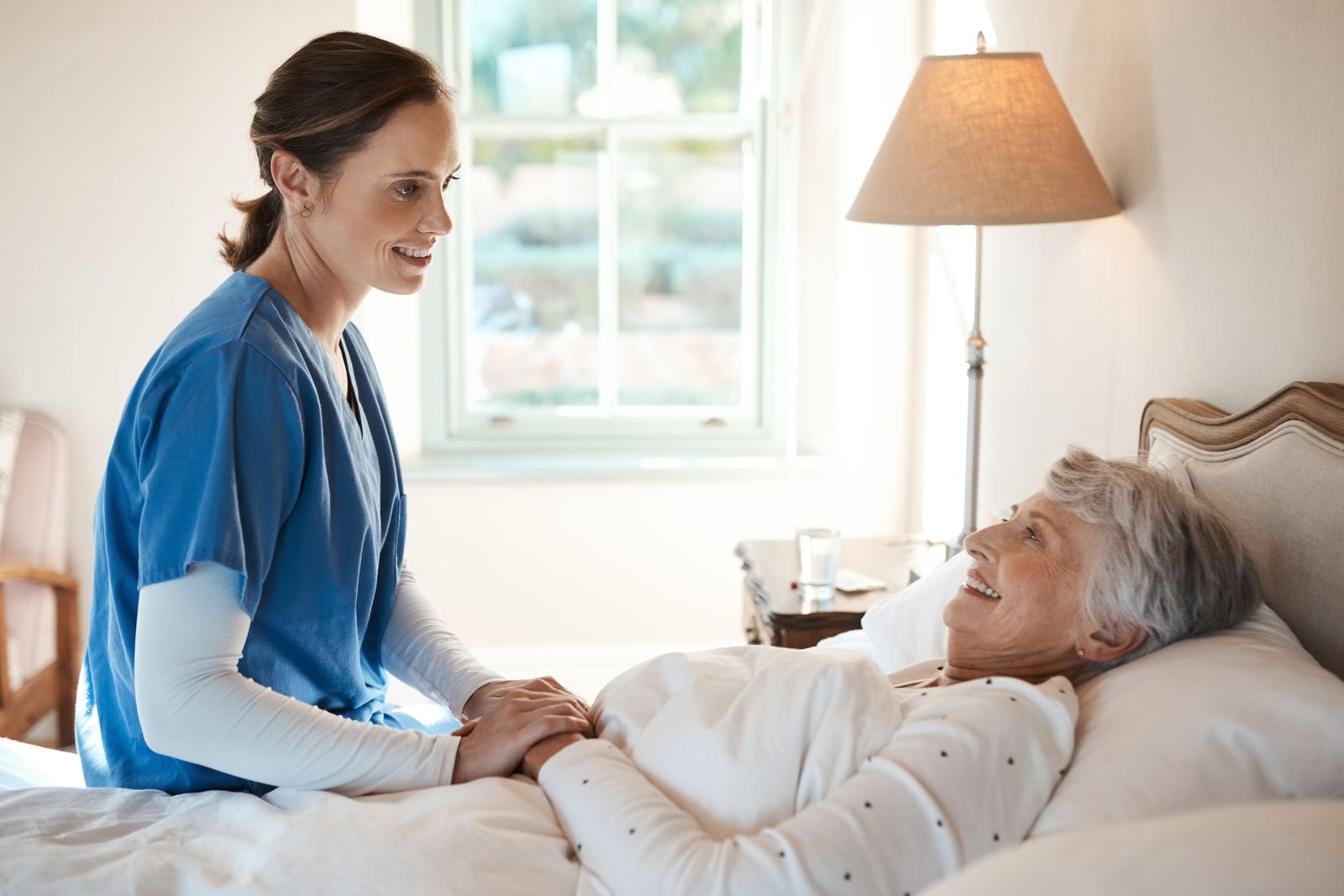 Refund Policy – Hospice & Palliative Care Review Courses A smiling nurse visiting a senior woman at home, providing compassionate hospice and palliative care