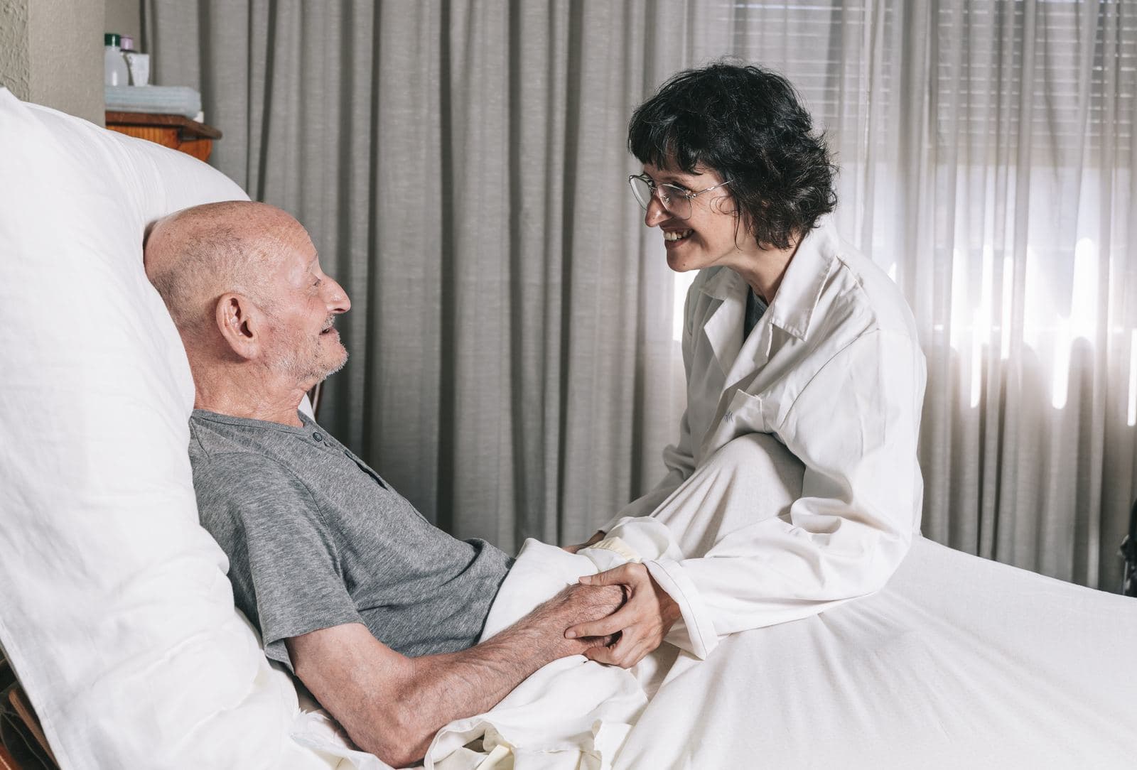 ACHPN Exam Readiness – Personalized 1:1 Coaching Session Patient resting while talking with a doctor during Hospice and Palliative Care ACHPN exam readiness coaching